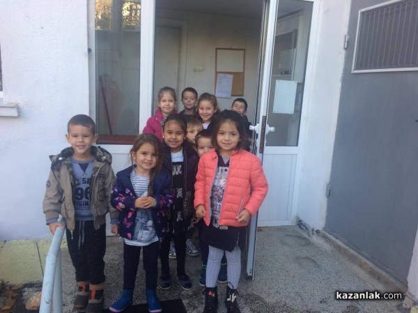 Децата от “Мечо Пух“ се учат да пазят природата като събраха десетки килограми отпадъци за рециклиране