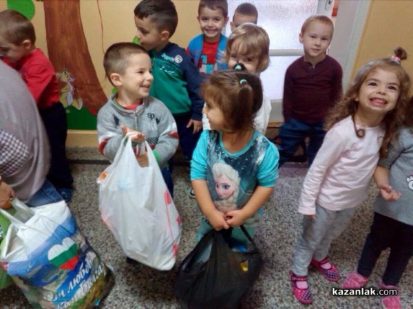 Децата от “Мечо Пух“ се учат да пазят природата като събраха десетки килограми отпадъци за рециклиране