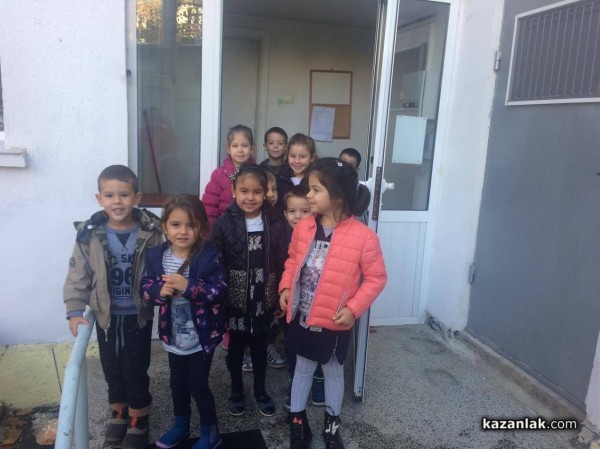 Децата от “Мечо Пух“ се учат да пазят природата като събраха десетки килограми отпадъци за рециклиране