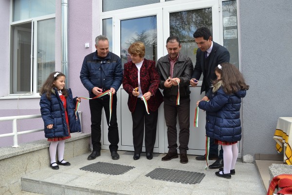 В Деня на будителите обновената ДГ №3“Теменуга“ отвори врати