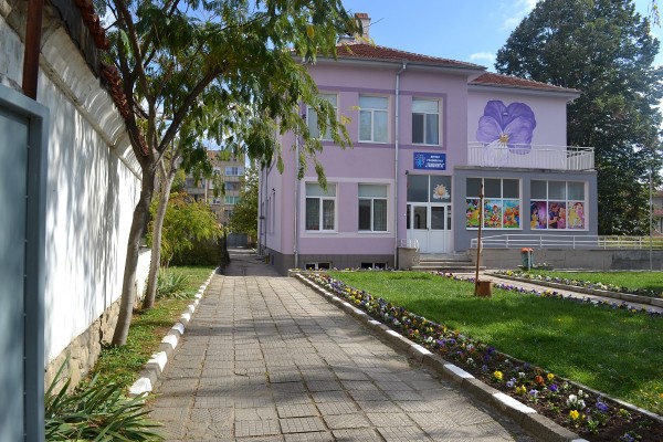 В Деня на будителите обновената ДГ №3“Теменуга“ отвори врати