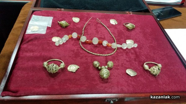 Средновековно златно съкровище бе открито днес при спец акция на полицията в Казанлък