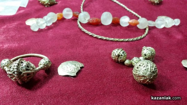 Средновековно златно съкровище бе открито днес при спец акция на полицията в Казанлък