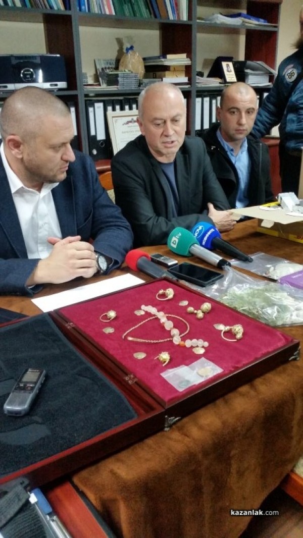 Средновековно златно съкровище бе открито днес при спец акция на полицията в Казанлък