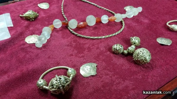 Средновековно златно съкровище бе открито днес при спец акция на полицията в Казанлък