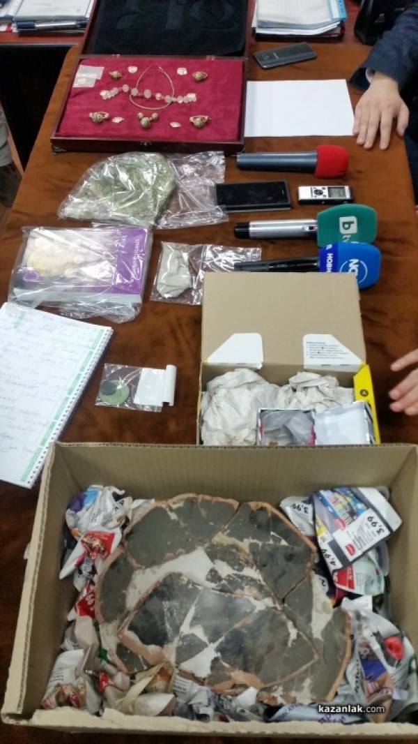 Средновековно златно съкровище бе открито днес при спец акция на полицията в Казанлък