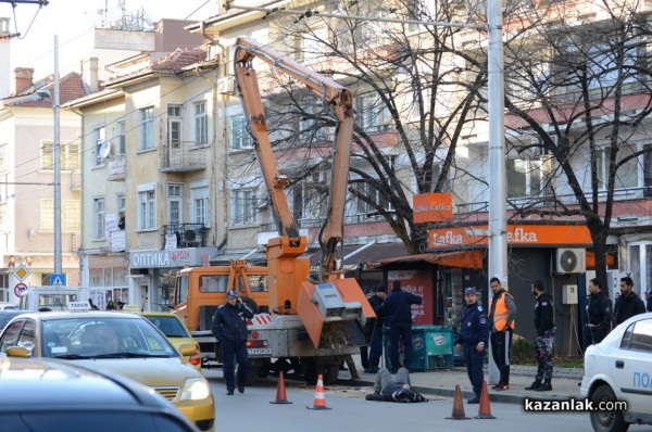 Ужасен инцидент: Двама работници паднаха от вишката при ремонта на градското осветление