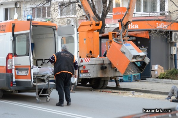 Ужасен инцидент: Двама работници паднаха от вишката при ремонта на градското осветление
