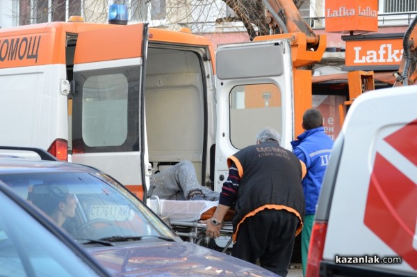 Ужасен инцидент: Двама работници паднаха от вишката при ремонта на градското осветление