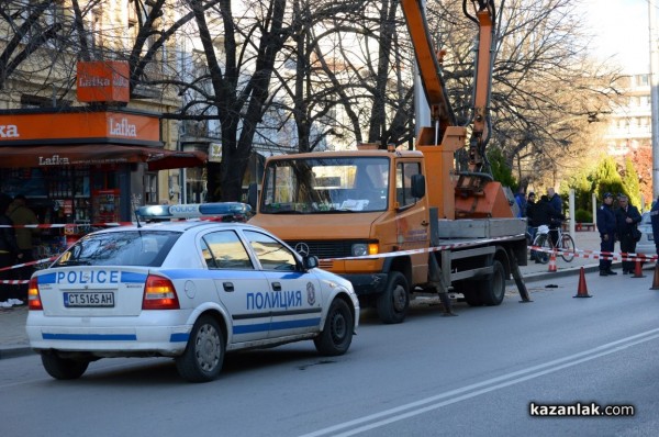 Ужасен инцидент: Двама работници паднаха от вишката при ремонта на градското осветление