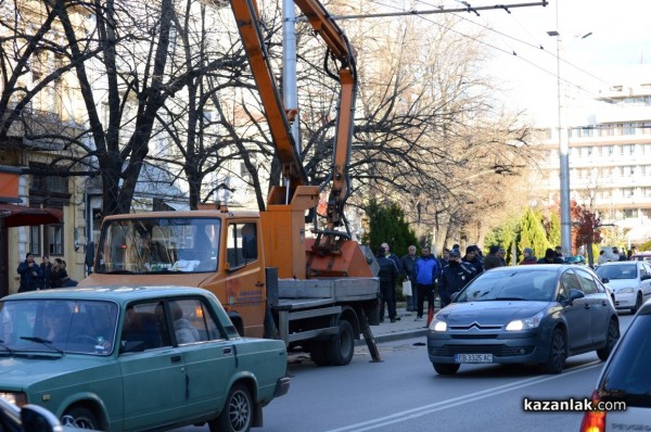 Прокуратурата: немарливост изсипала работниците от коша на вишката от 5 м. височина 