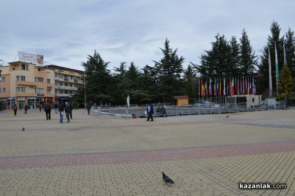 Палим елхата и газ на пързалката от 8 декември