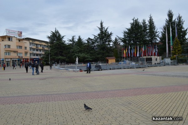 Палим елхата и газ на пързалката от 8 декември