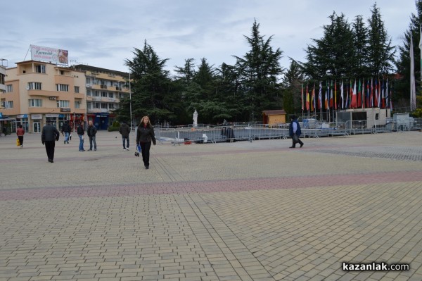 Палим елхата и газ на пързалката от 8 декември