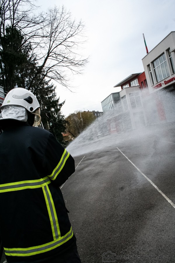 Доброволците споделиха с ученици своя празник