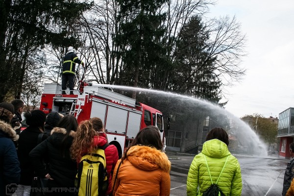 Доброволците споделиха с ученици своя празник