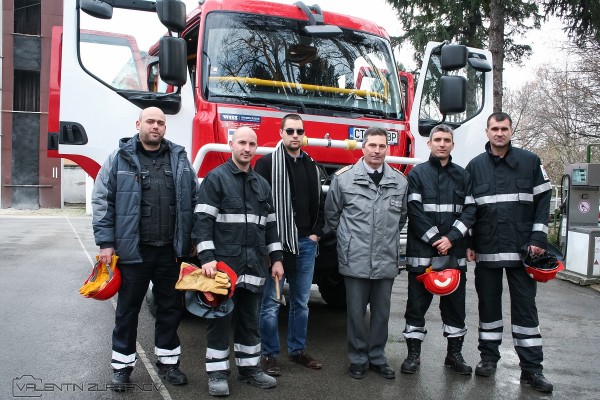 Доброволците споделиха с ученици своя празник