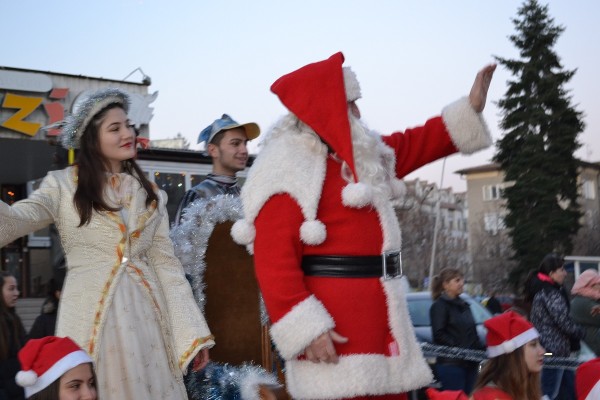 С Коледно шествие и фойерверки заблестя елхата в Казанлък