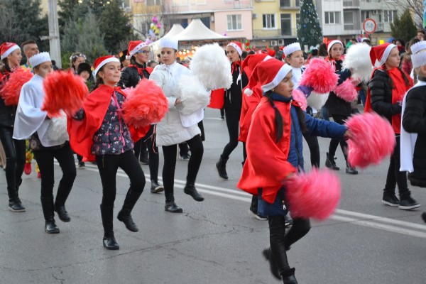 С Коледно шествие и фойерверки заблестя елхата в Казанлък