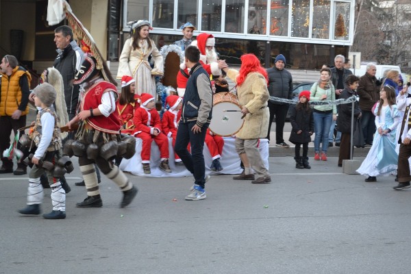 С Коледно шествие и фойерверки заблестя елхата в Казанлък