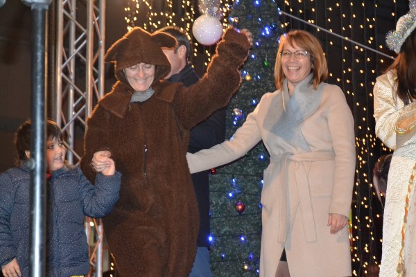 С Коледно шествие и фойерверки заблестя елхата в Казанлък