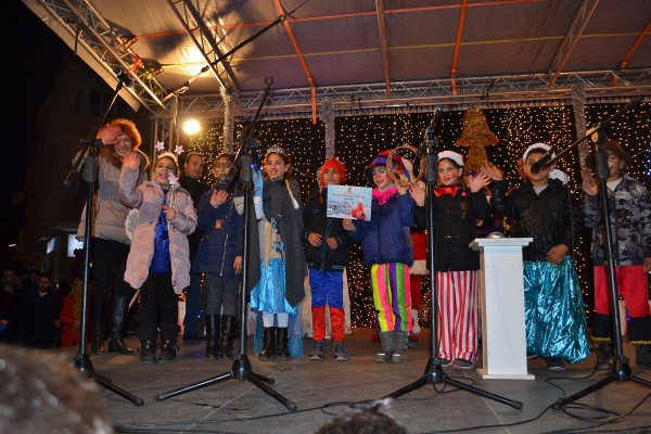 С Коледно шествие и фойерверки заблестя елхата в Казанлък