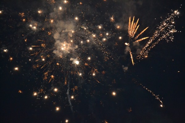 С Коледно шествие и фойерверки заблестя елхата в Казанлък