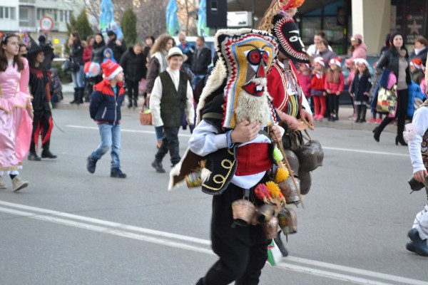 С Коледно шествие и фойерверки заблестя елхата в Казанлък