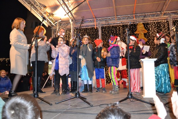 С Коледно шествие и фойерверки заблестя елхата в Казанлък