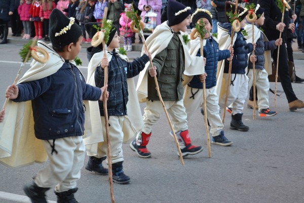 С Коледно шествие и фойерверки заблестя елхата в Казанлък