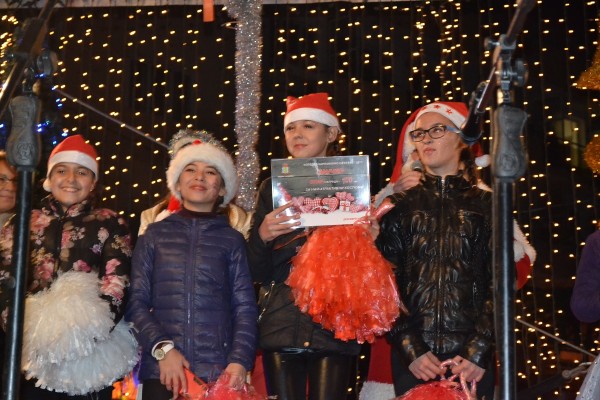 С Коледно шествие и фойерверки заблестя елхата в Казанлък