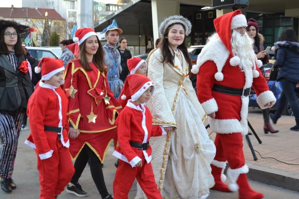 С Коледно шествие и фойерверки заблестя елхата в Казанлък