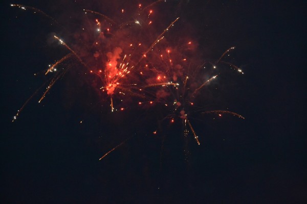 С Коледно шествие и фойерверки заблестя елхата в Казанлък