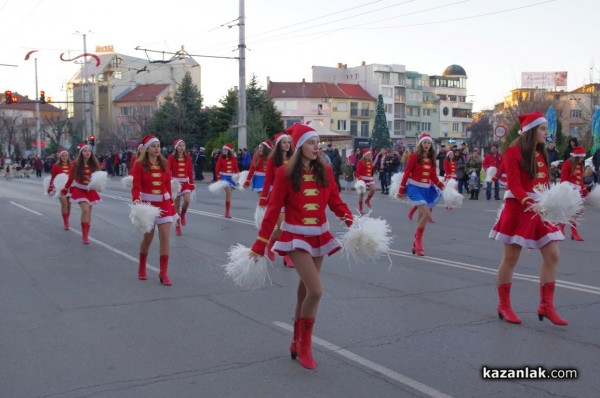 Коледно шествие и запалване на коледните светлини