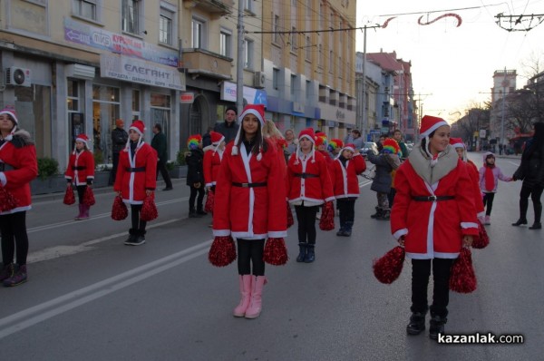 Коледно шествие и запалване на коледните светлини