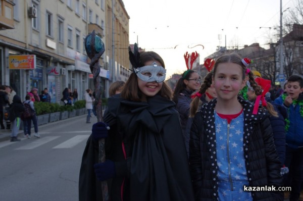 Коледно шествие и запалване на коледните светлини