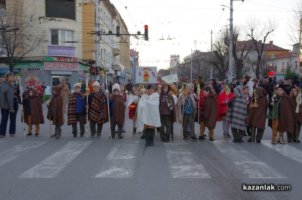 Коледно шествие и запалване на коледните светлини