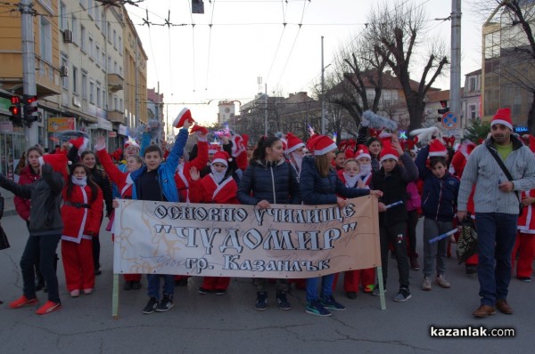 Коледно шествие и запалване на коледните светлини