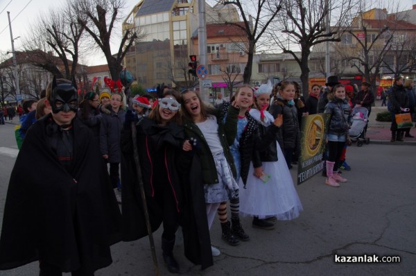 Коледно шествие и запалване на коледните светлини