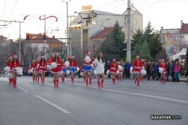 Коледно шествие и запалване на коледните светлини