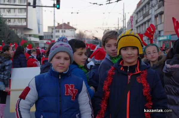 Коледно шествие и запалване на коледните светлини