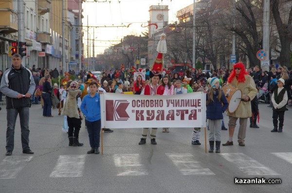 Коледно шествие и запалване на коледните светлини