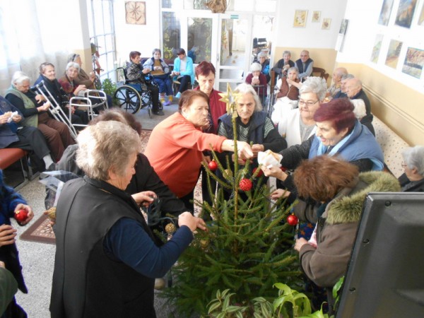 Стартира акцията „Подари и украси коледно дърво” на казанлъшките социалистки