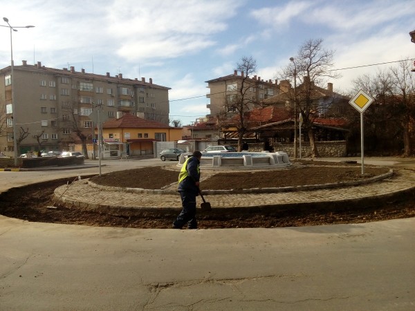 Промени в движението край новото кръгово до магазин „Нюанс“