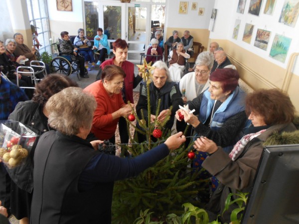 Стартира акцията „Подари и украси коледно дърво” на казанлъшките социалистки