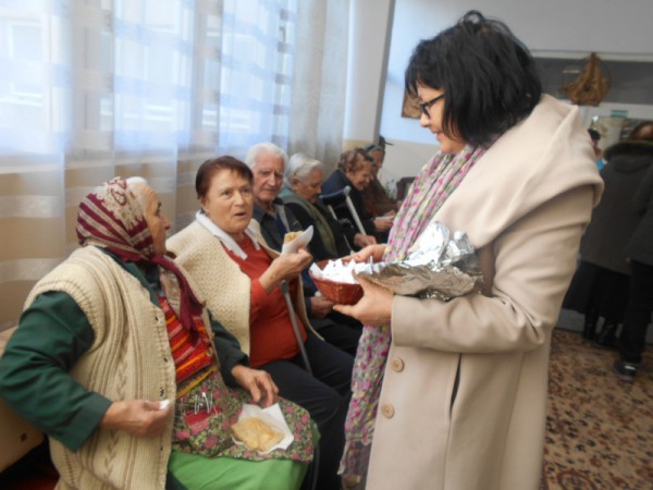 Стартира акцията „Подари и украси коледно дърво” на казанлъшките социалистки