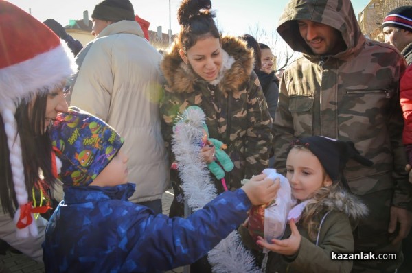 Усмивки и подаръци за децата и от мотористите на Казанлък