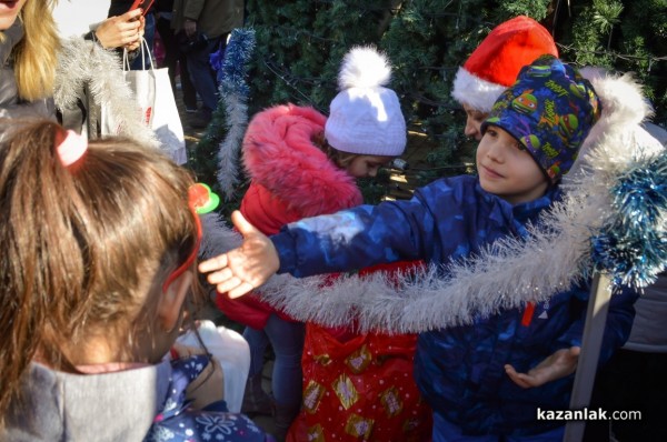 Усмивки и подаръци за децата и от мотористите на Казанлък