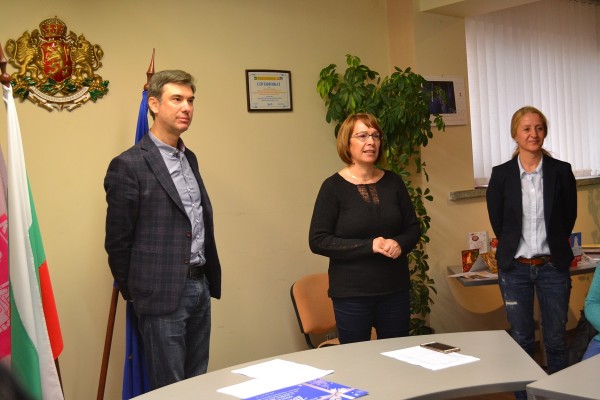 Награди за участниците във фото конкурс „Фамилия Коледа“