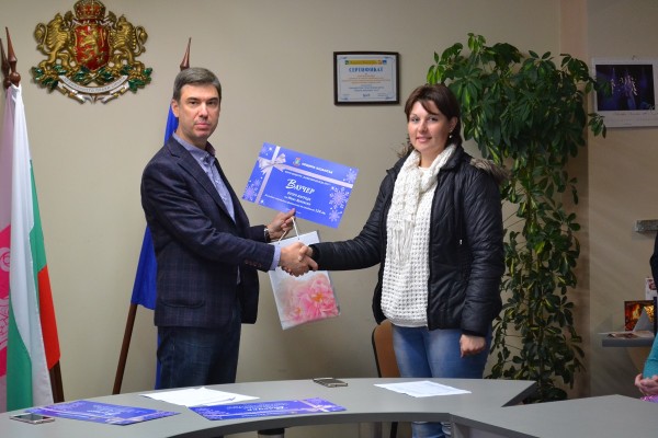 Награди за участниците във фото конкурс „Фамилия Коледа“